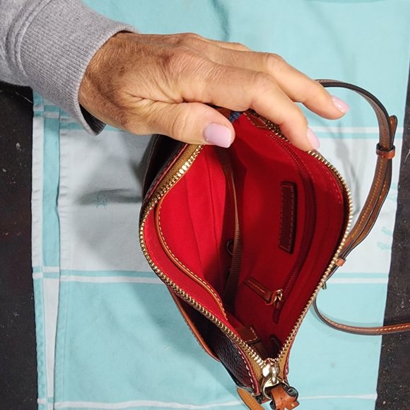 New Dooney & Bourke Wine Pebblegrain leather Crossbody "Ginger" purse - Picture 2 of 2